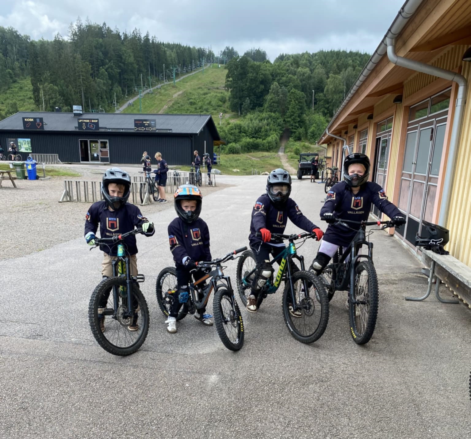 En dag i Vallåsen Bikepark – Perfekt til Downhill Med Hele Familien ...